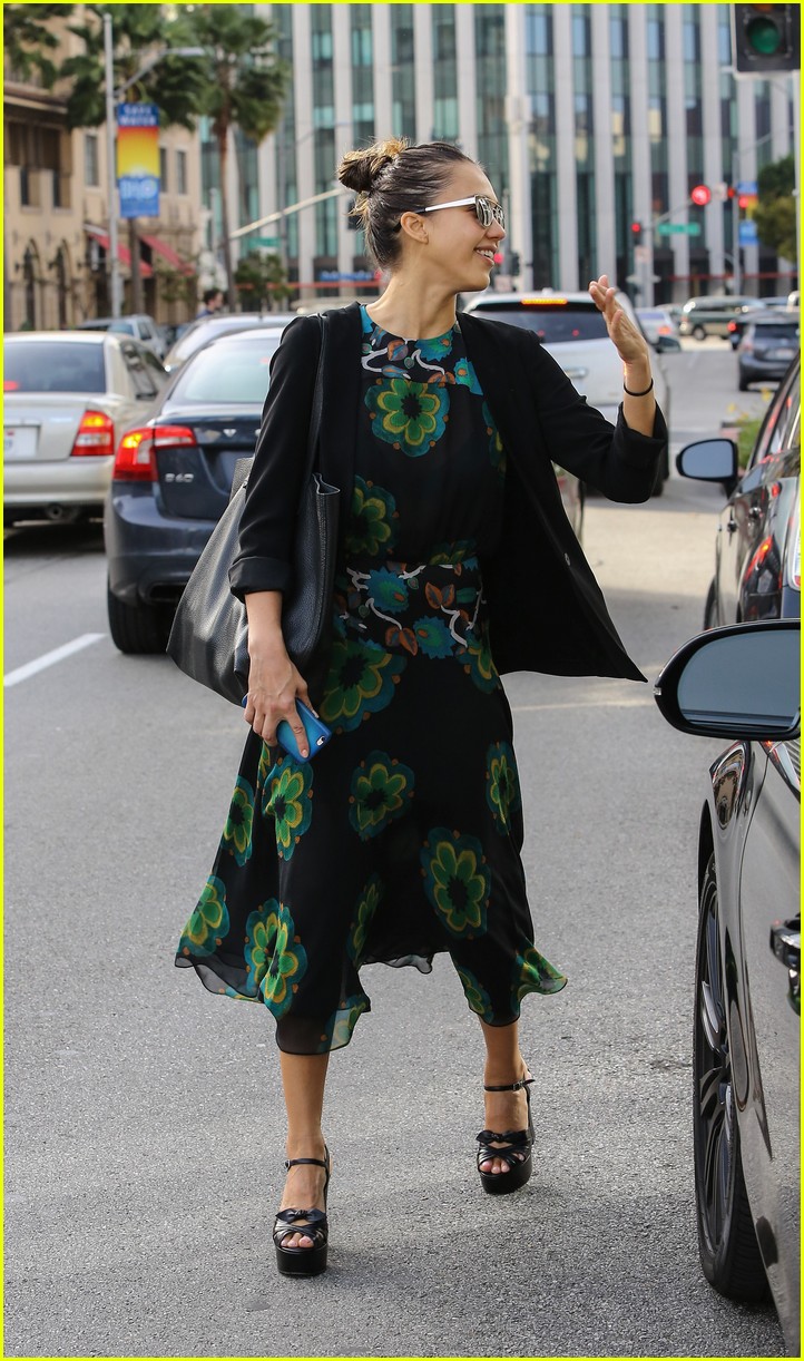 Jessica Alba Hosts U.S. Secretary of Commerce at Honest Offices