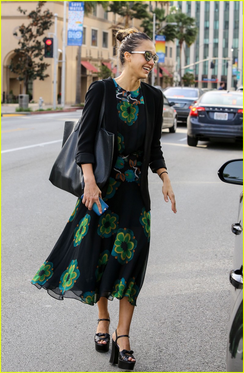 Jessica Alba Hosts U.S. Secretary of Commerce at Honest Offices