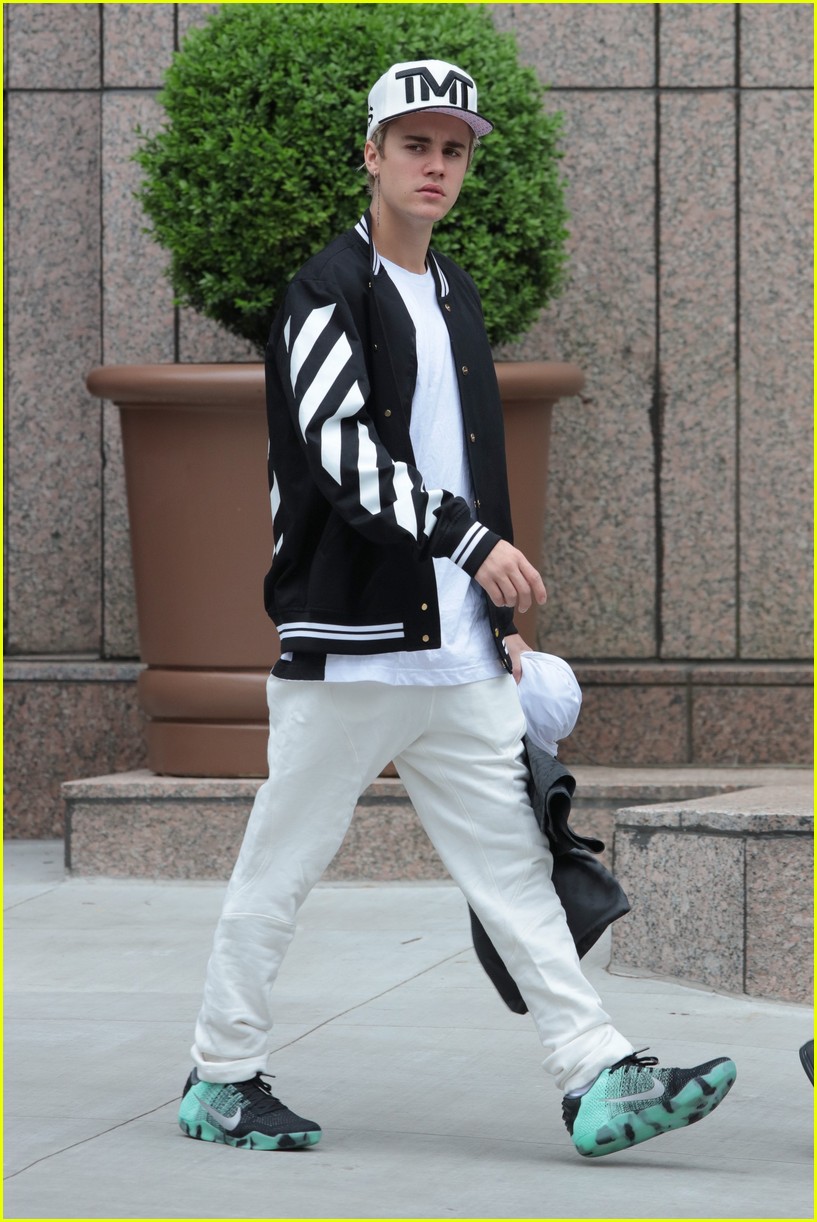 Justin Bieber Covers Rihanna & Drake on Hotel Piano - Watch Now!