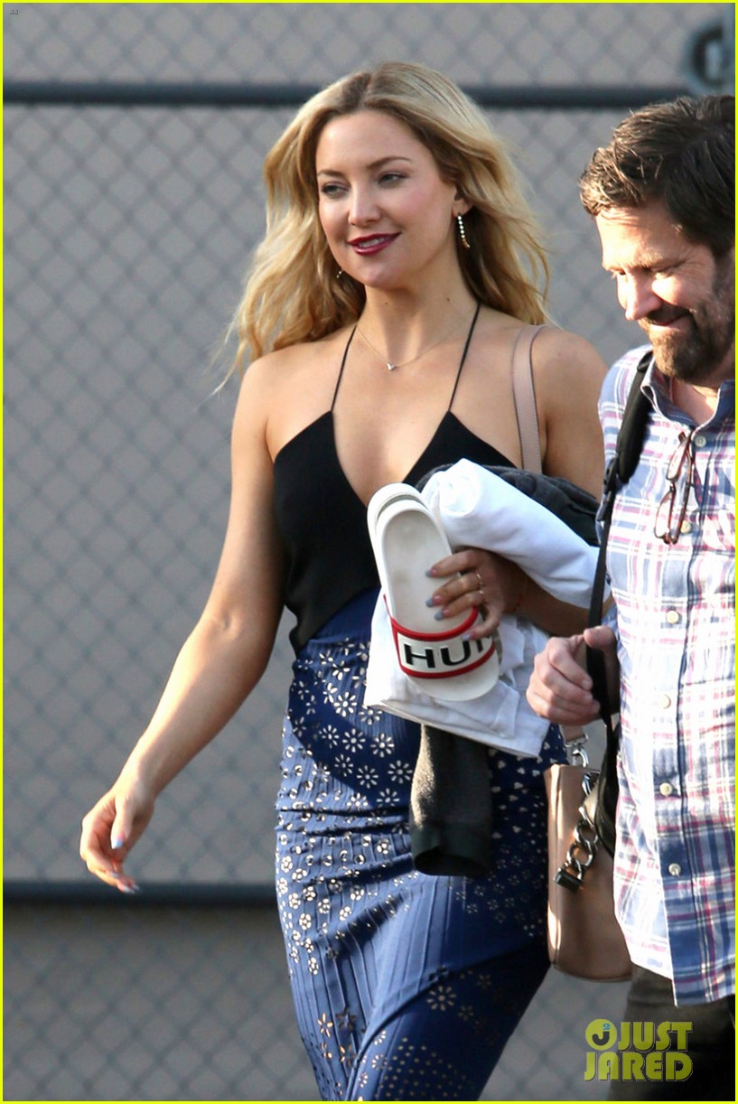 Kate Hudson Explains Mom Goldie Hawn's Instagram (Video)!