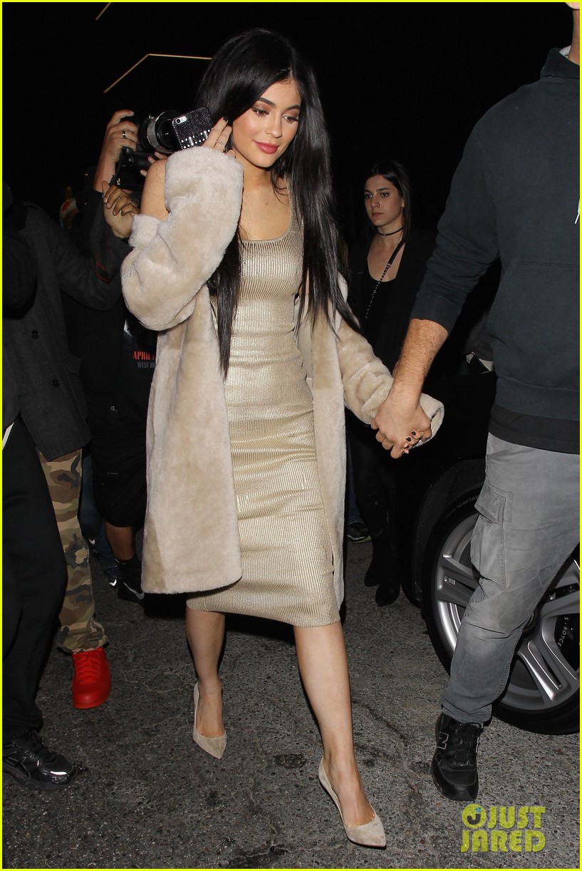 Kylie & Kendall Jenner Look Super Cute in Throwback Photo!
