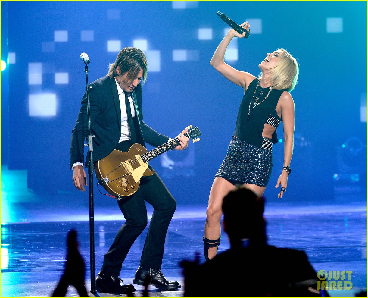 Carrie Underwood Joins Keith Urban for 'American Idol' Finale Performance! (Video)
