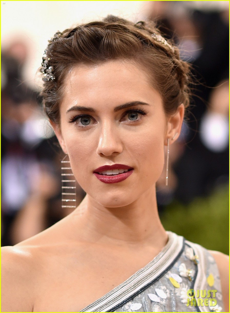 Allison Williams & Jemima Kirke Are Gorgeous Met Gala 'Girls'