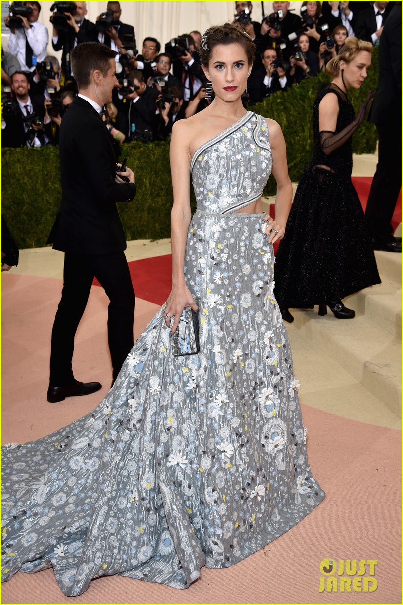 Allison Williams & Jemima Kirke Are Gorgeous Met Gala 'Girls'