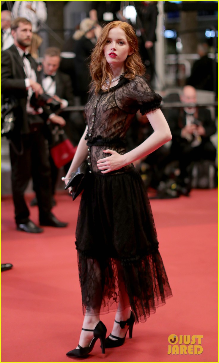 Bella Heathcote & Elle Fanning Put A Spell on Cannes At 'Neon Demon' Premiere