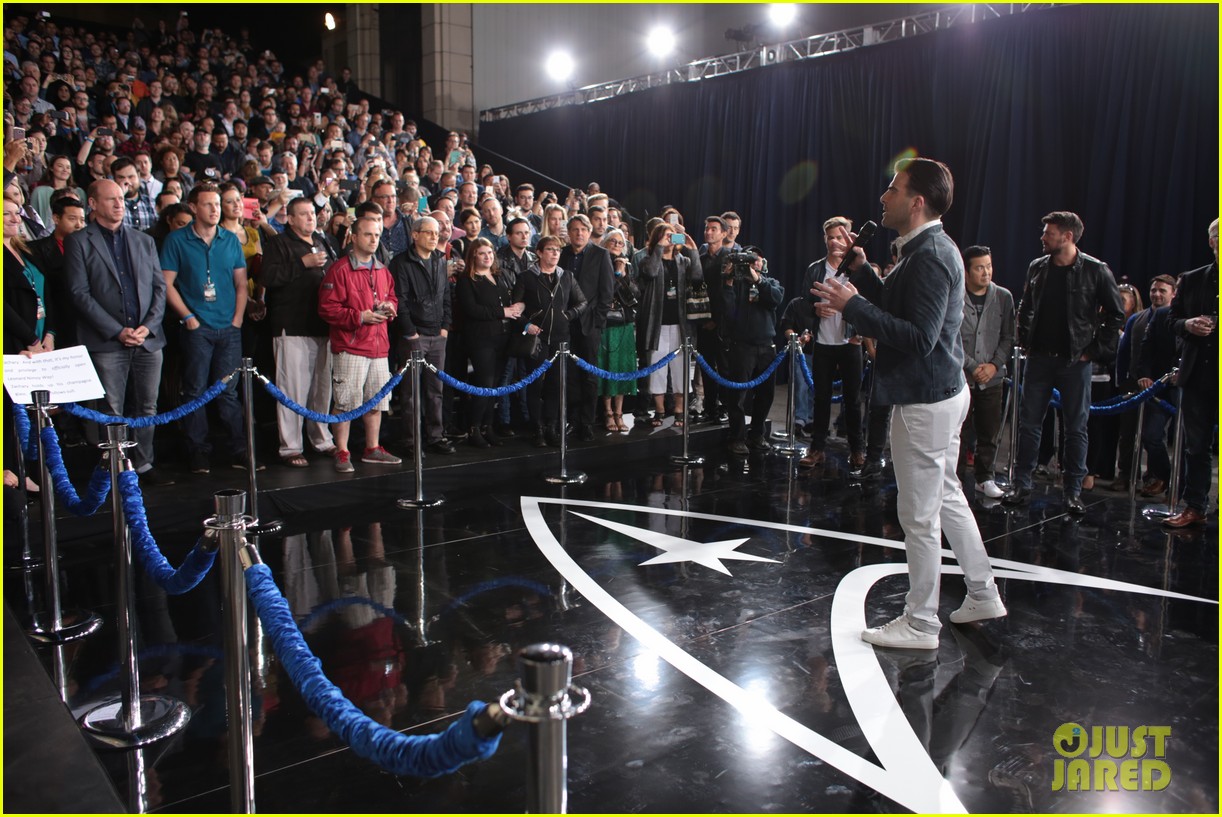 Chris Pine & Zachary Quinto Give the Vulcan Salute at 'Star Trek' Fan Event