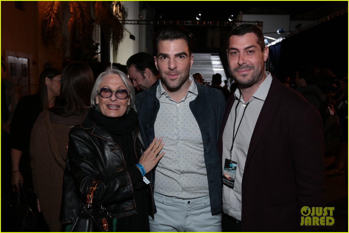 Chris Pine & Zachary Quinto Give the Vulcan Salute at 'Star Trek' Fan Event