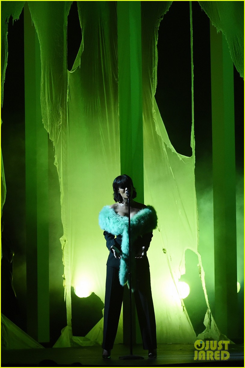 Rihanna Belts Out 'Love on the Brain' at Billboard Music Awards 2016 (Video)