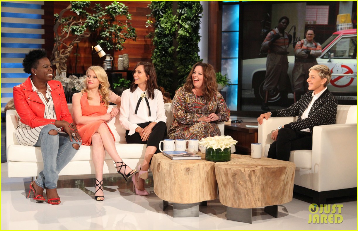 Kristen Wiig & Melissa McCarthy Dance Around for Hilarious 'Heads Up' Game with Ellen DeGeneres!