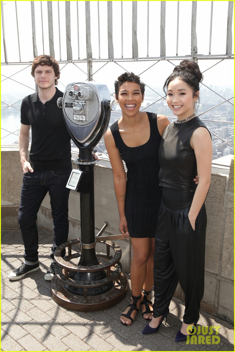 'X-Men' Stars Alexandra Shipp, Lana Condor & Evan Peters Stop by Empire State Building