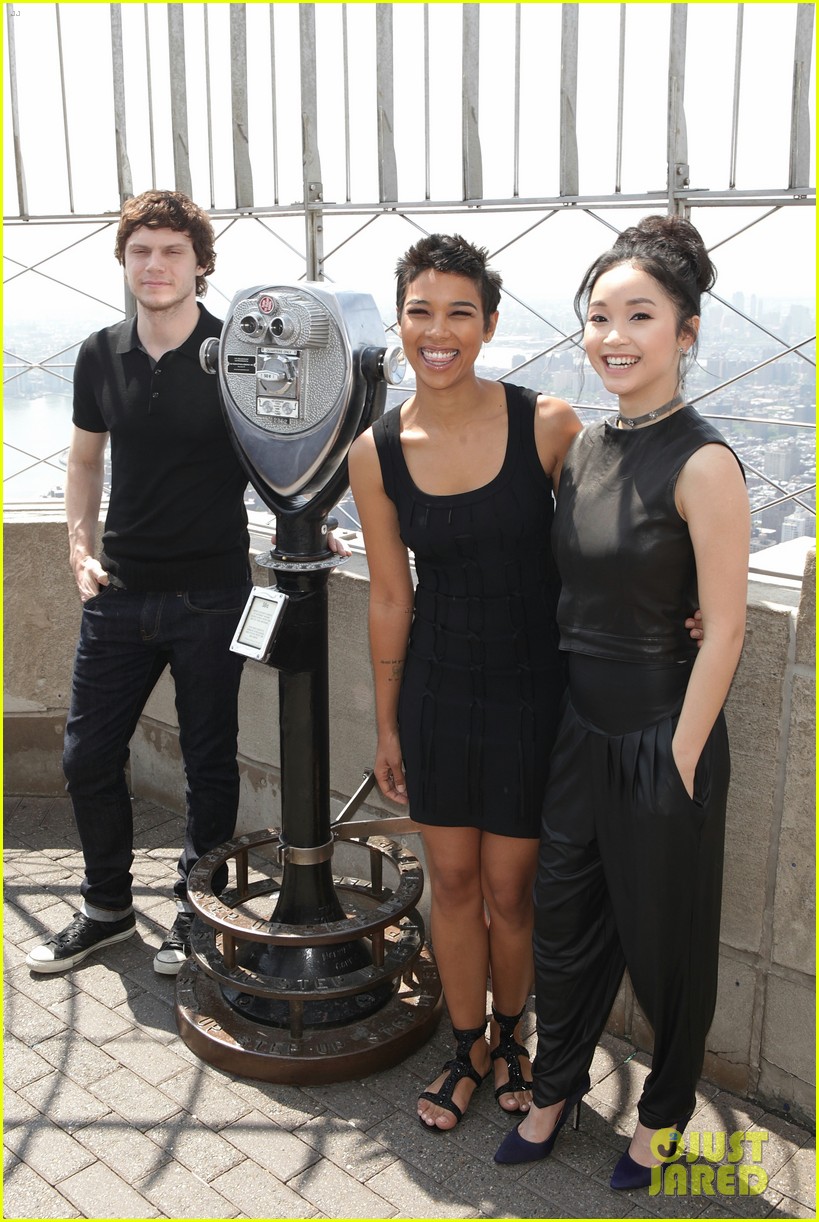 'X-Men' Stars Alexandra Shipp, Lana Condor & Evan Peters Stop by Empire State Building