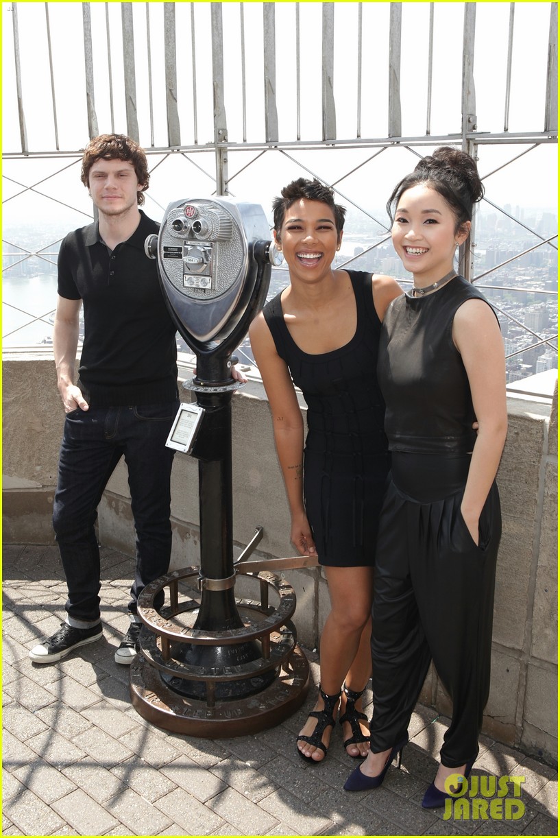 'X-Men' Stars Alexandra Shipp, Lana Condor & Evan Peters Stop by Empire State Building