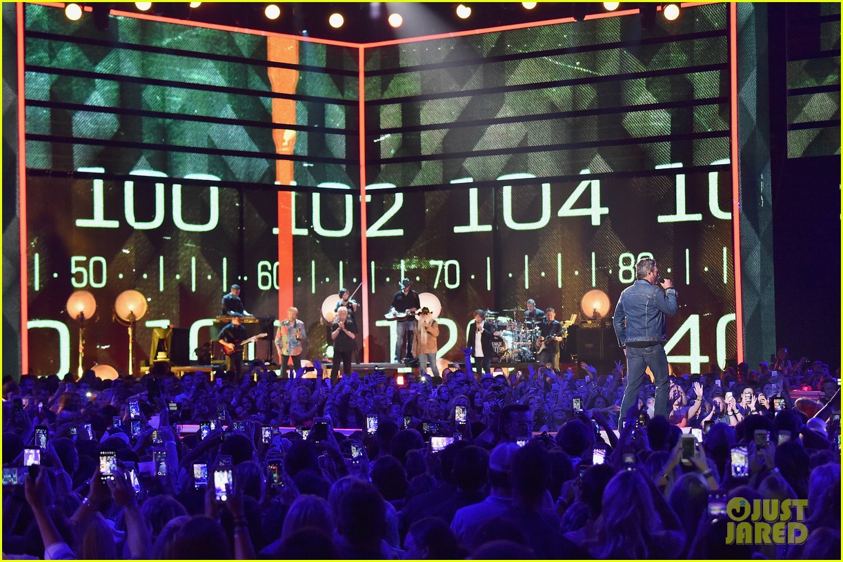 Blake Shelton Performs 'Doing It To Country Songs' With The Oak Ridge Boys at CMT Awards 2016 (Video)