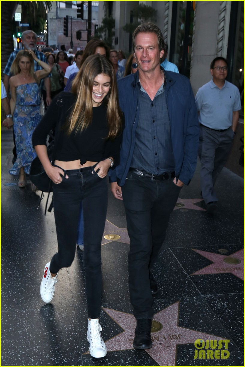 Kaia Gerber & Mom Cindy Crawford Are Basically Twins in New Pic!