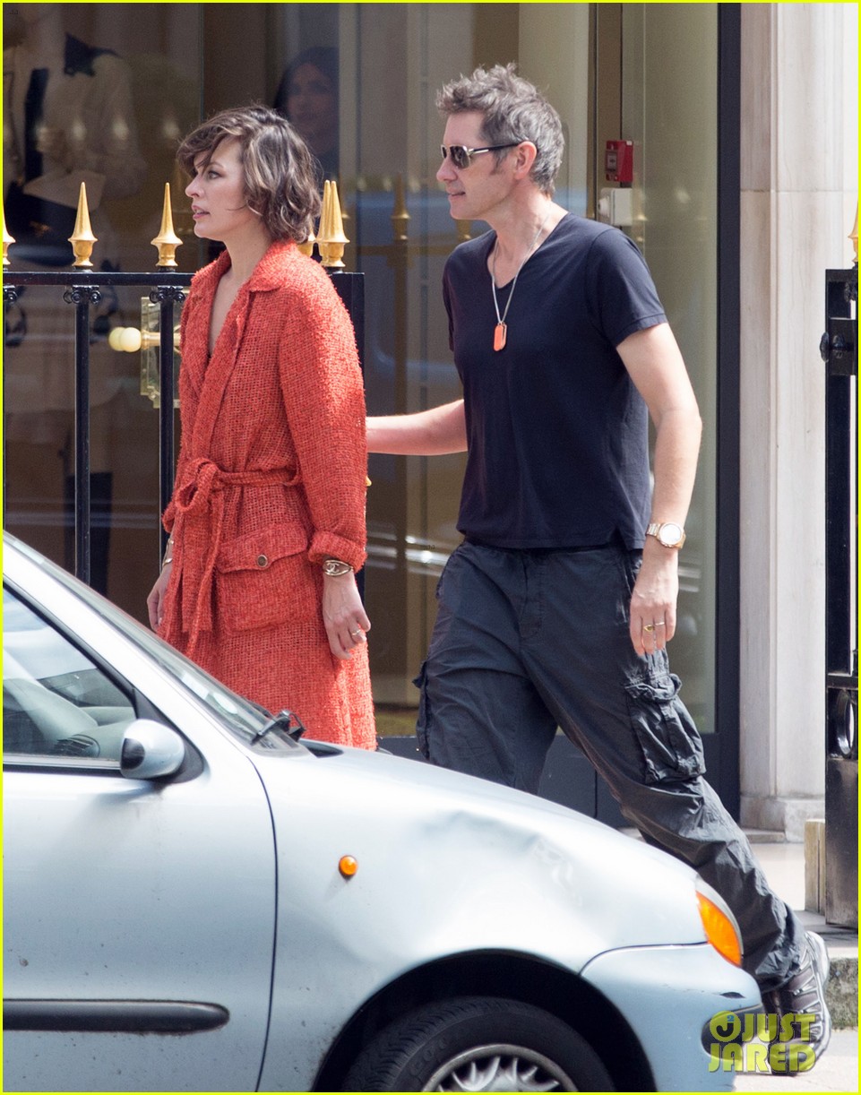 Milla Jovovich Shares a Smooch with Daughter Dashiel!