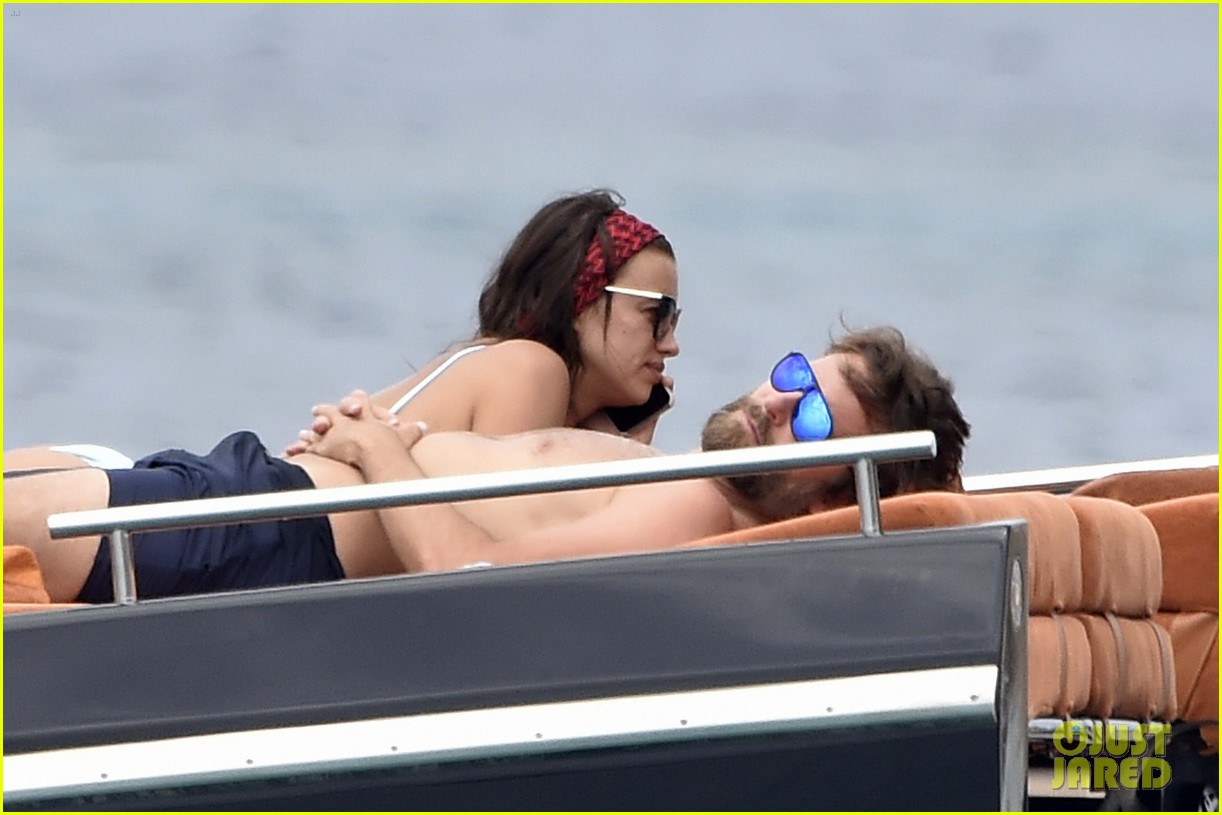 Bradley Cooper & Irina Shayk Share a Kiss on Italy Vacation!