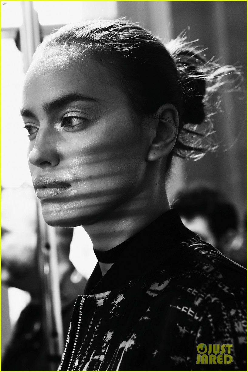Irina Shayk Walks for Versace, Naomi Campbell Sits Front Row