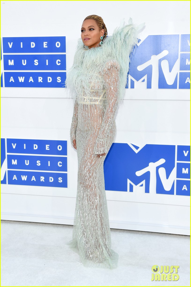 Blue Ivy Carter Joins Mom Beyonce on MTV VMAs 2016 Red Carpet!