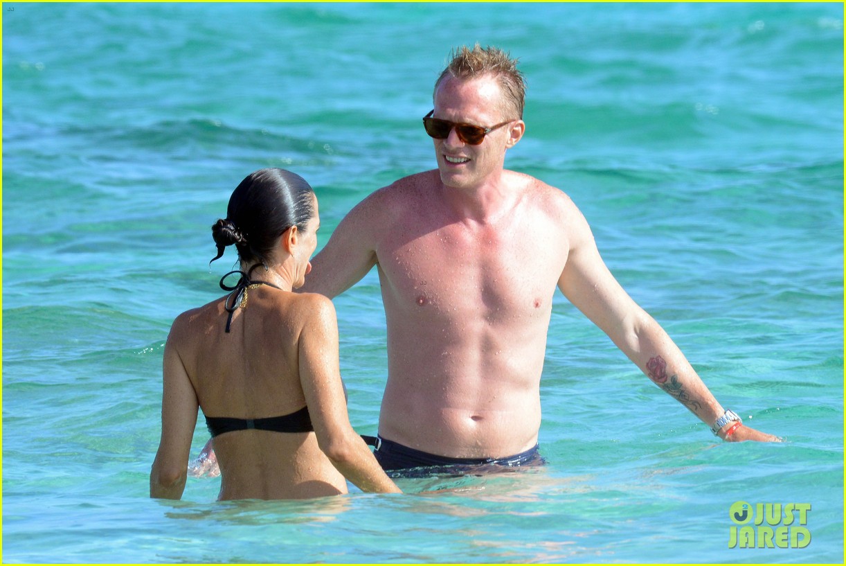 Jennifer Connelly & Paul Bettany Bare Beach Bodies in Spain!