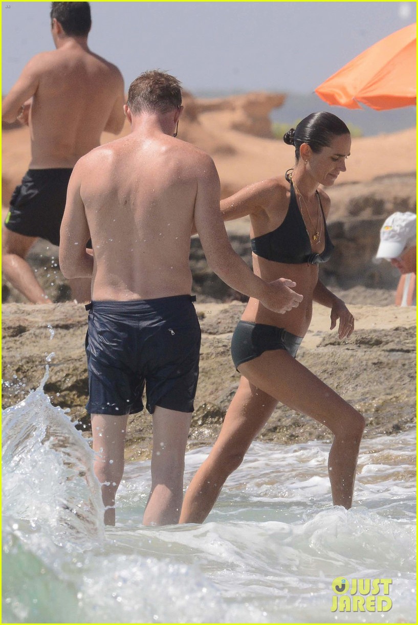 Jennifer Connelly & Paul Bettany Bare Beach Bodies in Spain!