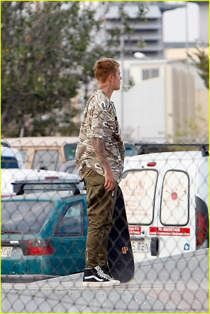 Justin Bieber Hangs in Ibiza on Day Off From Purpose Tour