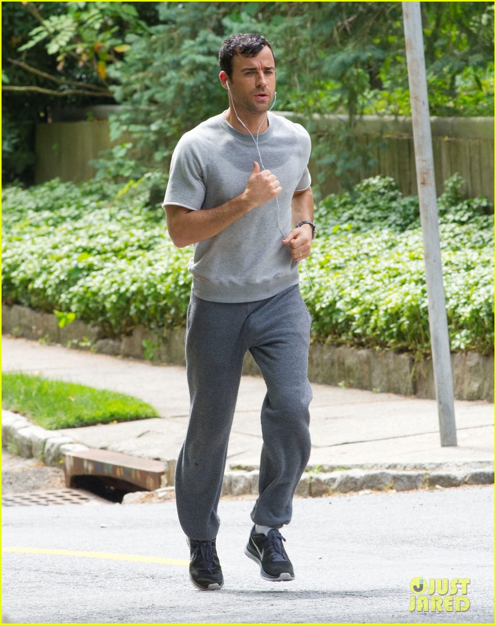 Justin Theroux Was Embarrassed by Attention from Sweatpants Photo