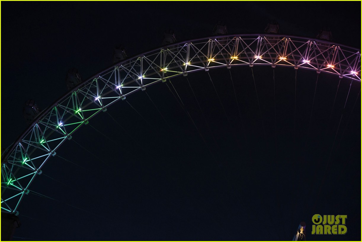 Justin Timberlake & Anna Kendrick Light the London Eye with 'Trolls' Rainbow Colors!