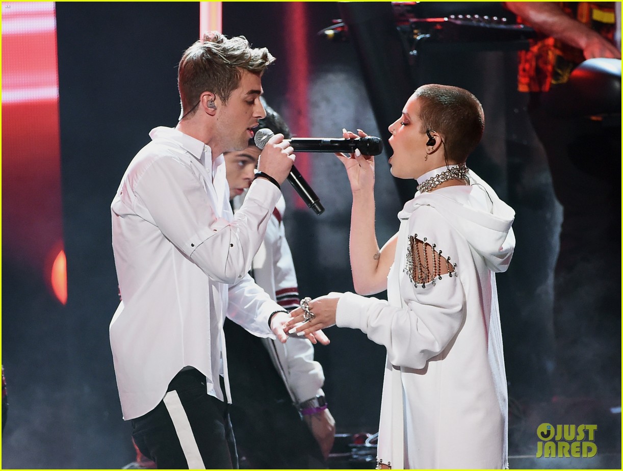 VIDEO: Halsey Gets 'Closer' to The Chainsmokers with AMAs 2016 Performance!