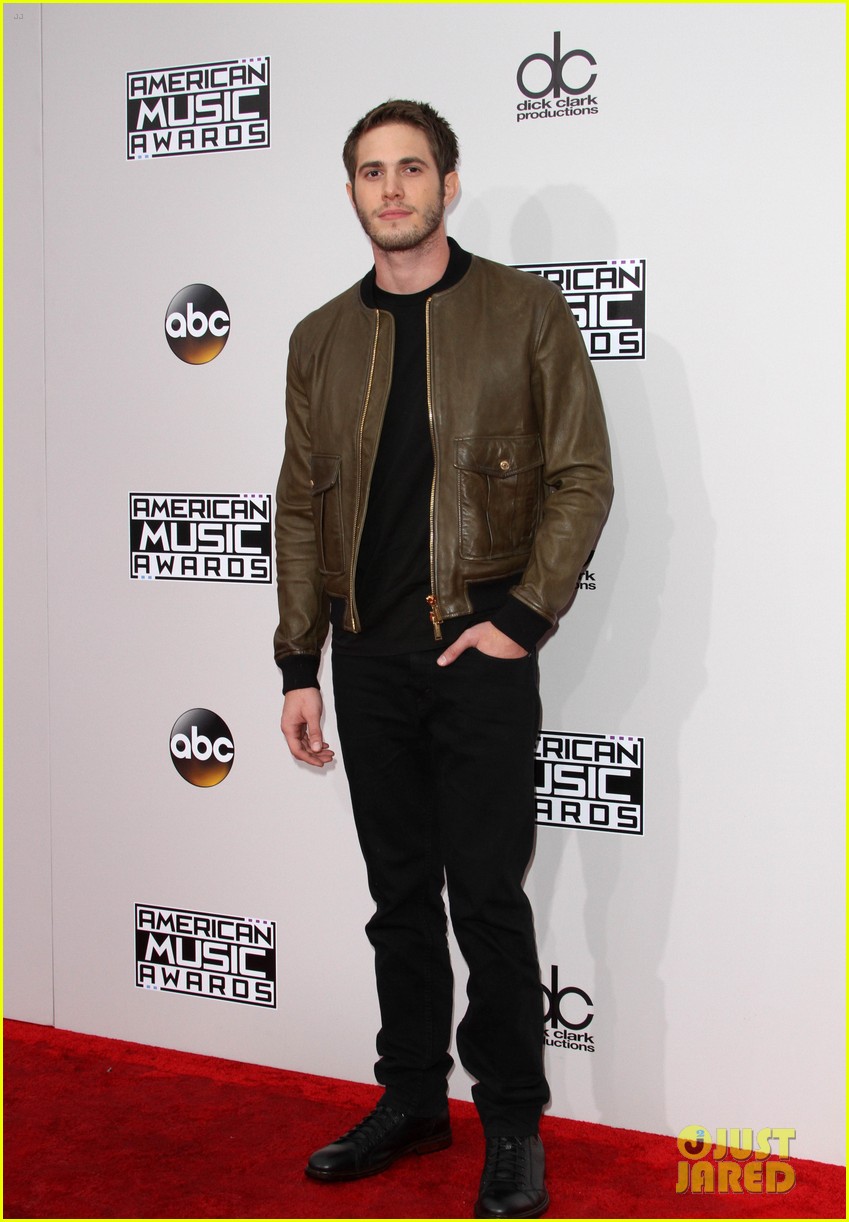 Hailee Steinfeld Brings 'Edge of Seventeen' Co-Star Blake Jenner To AMAs 2016