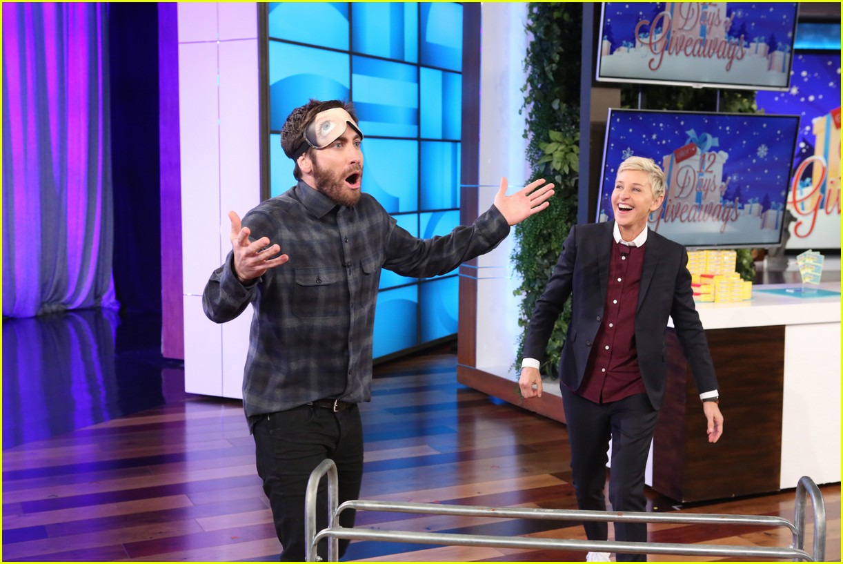 Jake Gyllenhaal Shoots Basketball Blindfolded & Makes Incredible Shot - Watch Now!