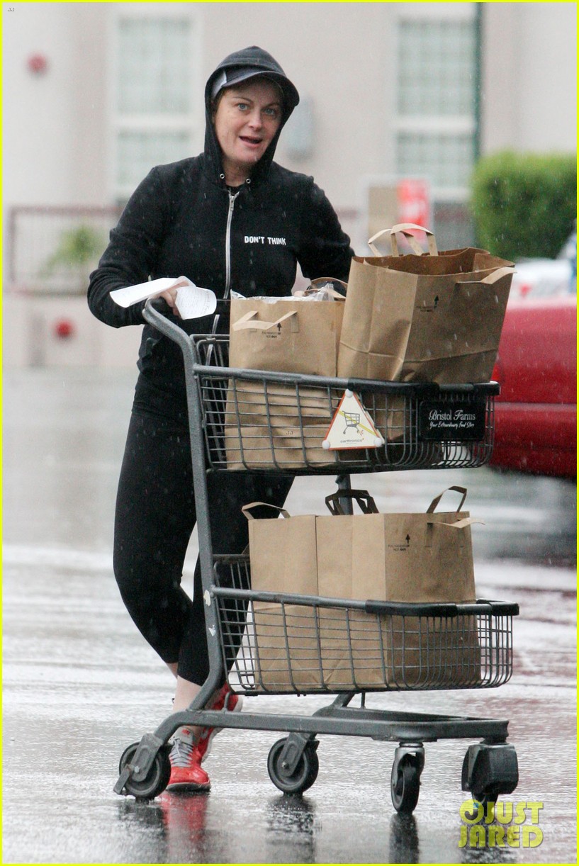 Amy Poehler Braves the Rain for Trip to the Grocery Store