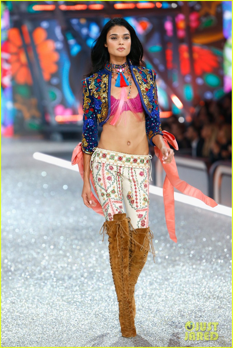 Sara Sampaio, Stella Maxwell, & Josephine Skriver Shine at the