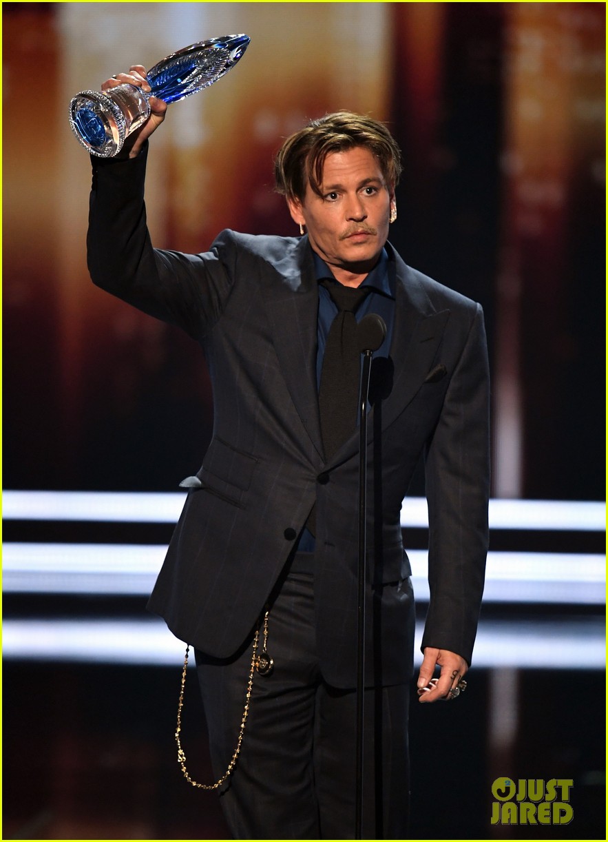 VIDEO: Johnny Depp Thanks Fans For Standing By Him Through 'Bad Times' at People's Choice Awards 2017