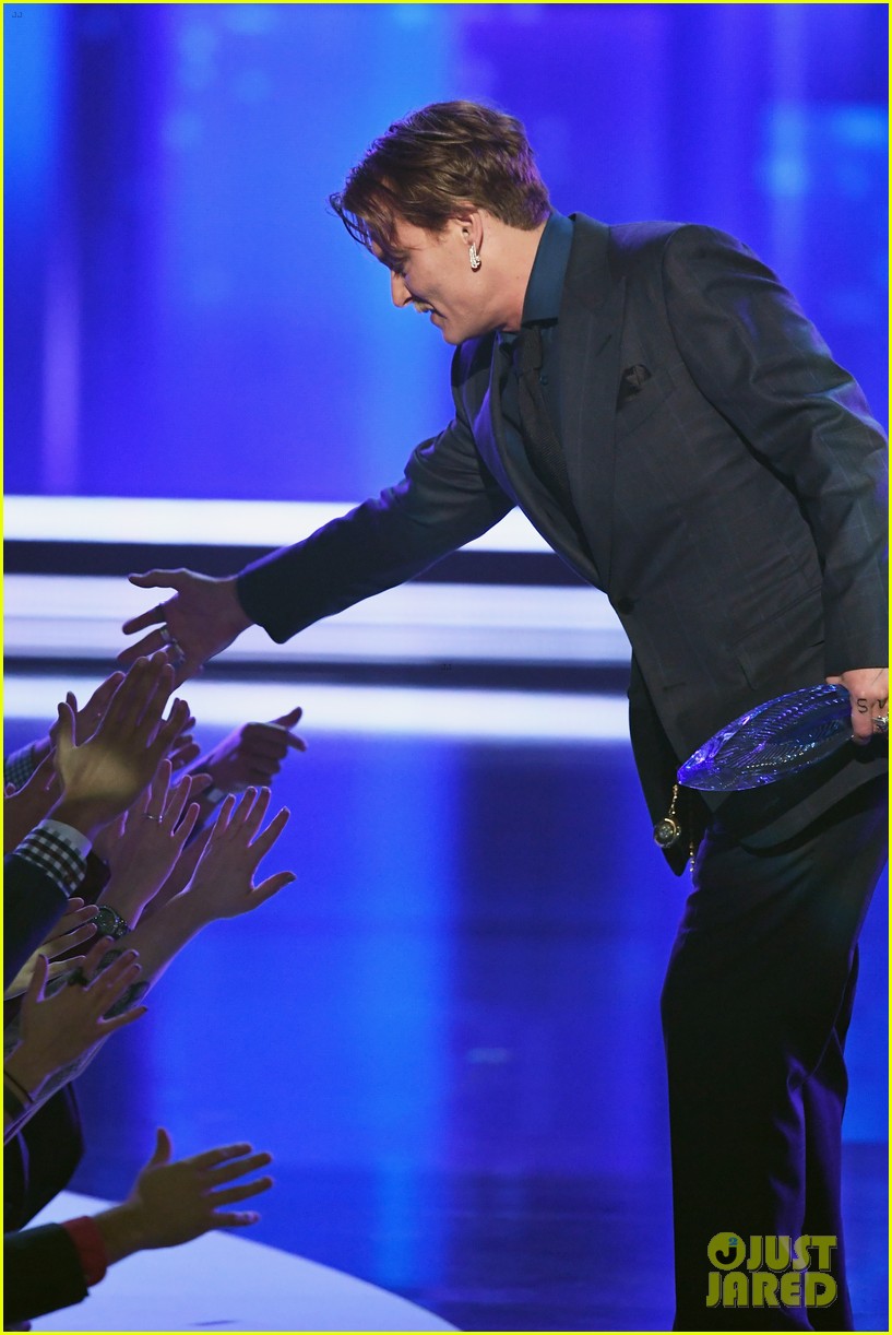 VIDEO: Johnny Depp Thanks Fans For Standing By Him Through 'Bad Times' at People's Choice Awards 2017
