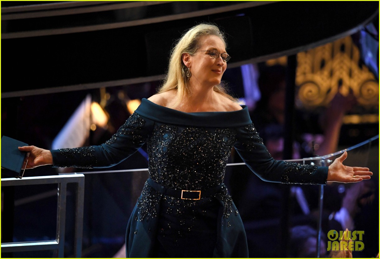 Meryl Streep Gets Standing Ovation at Oscars 2017, Jimmy Kimmel Pokes Fun at Her Dress