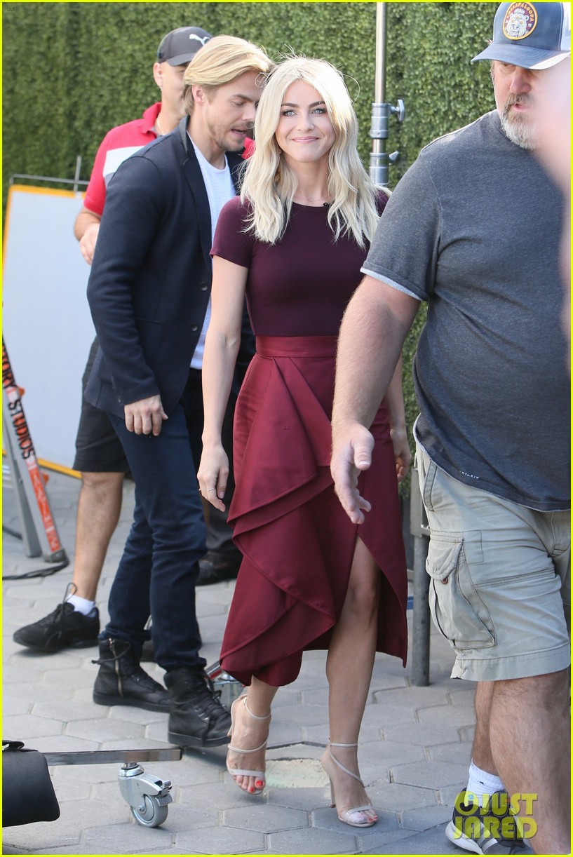 Julianne Hough & Fiance Brooks Laich Are Big Juicing Fans