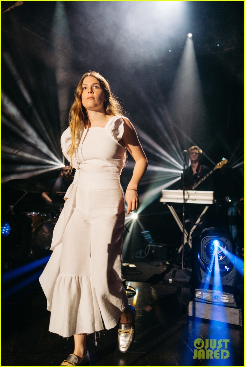 Maggie Rogers Performs 'Alaska' Live On 'Late Late Show' - Watch Here!