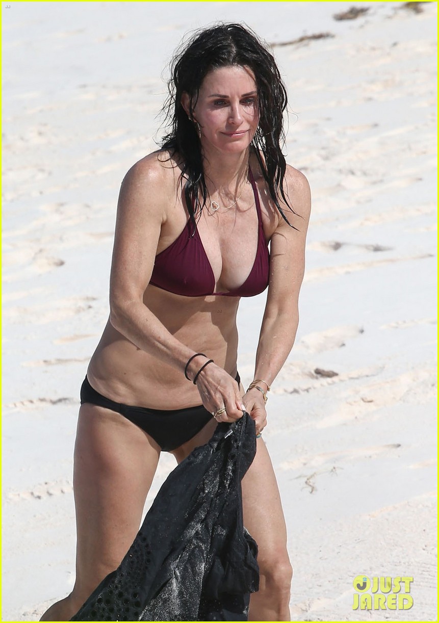 Courteney Cox Flaunts Her Amazing Beach Body at 52!