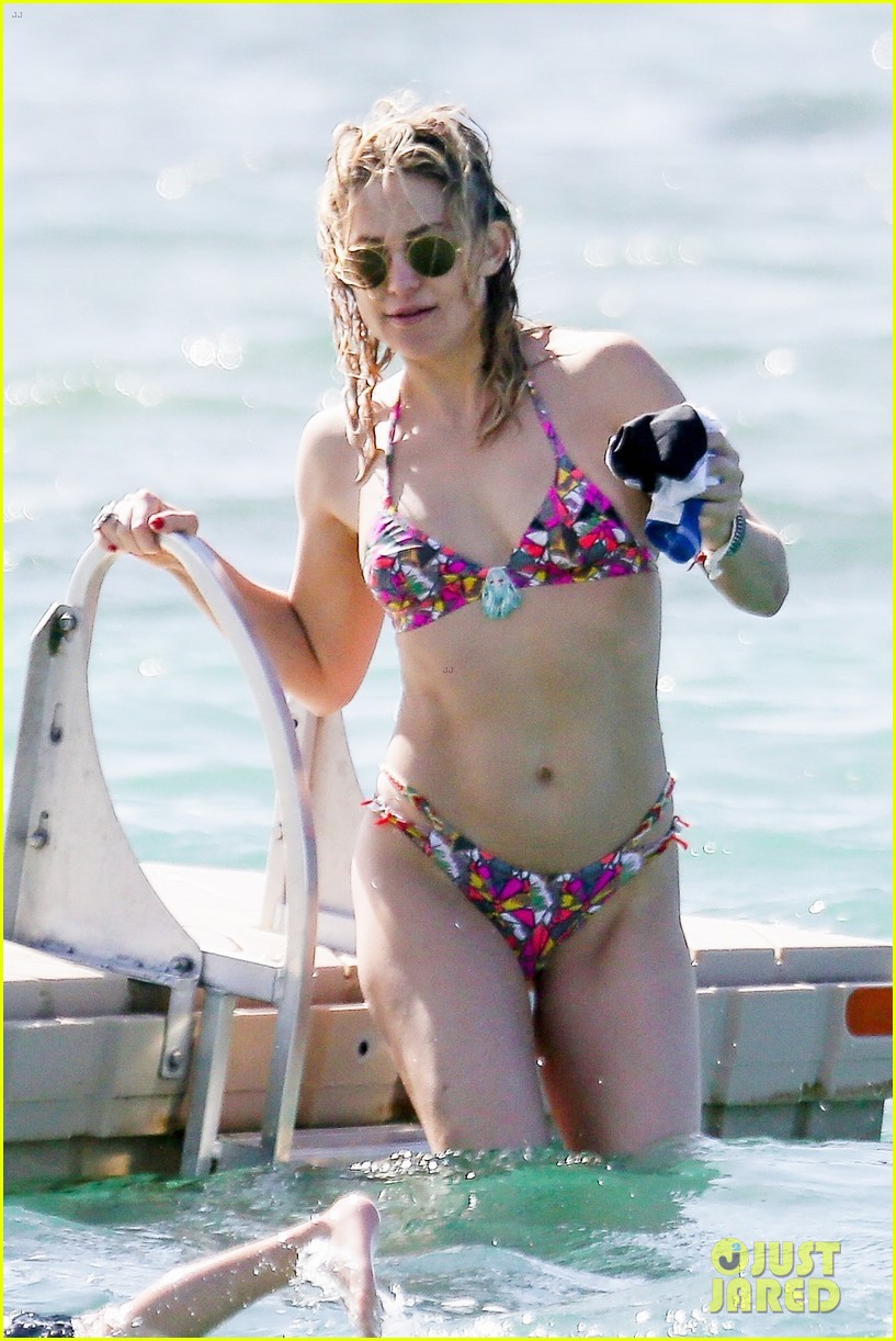 Kate Hudson Hits the Beach in Hawaii in Her Bikini!