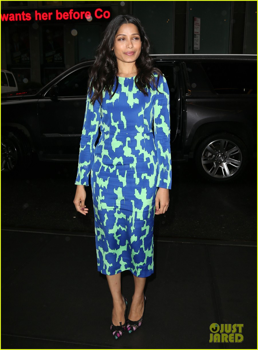 freida pinto green dress Freida Pinto in a bright green asymmetric shift dress with patent leather stilettos
