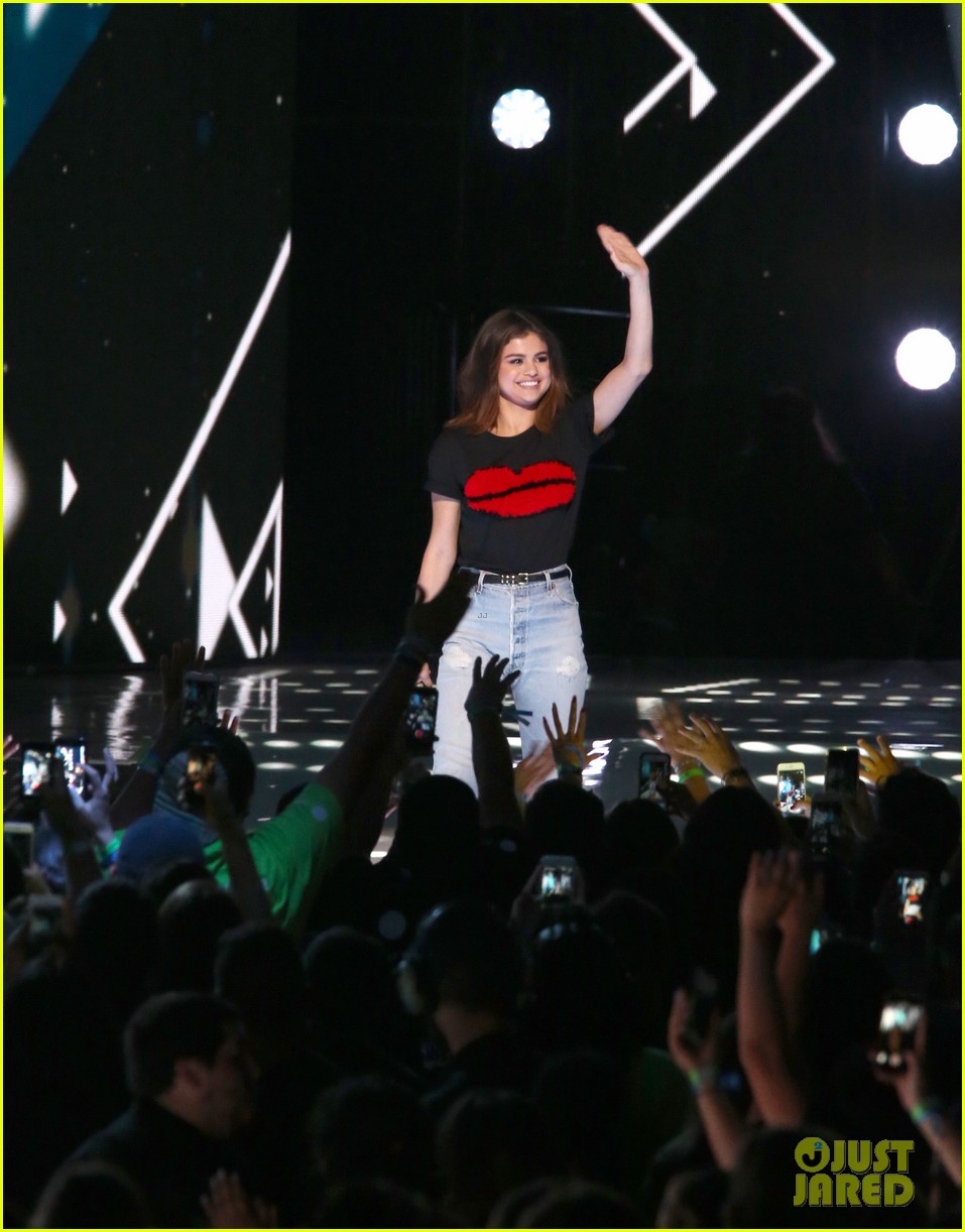 Selena Gomez's Bob Haircut: The Truth Behind the Short Hair Instagram!