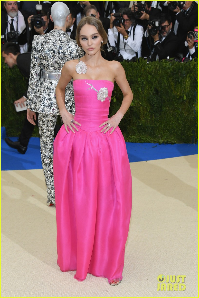 lily rose depp pink dress Lily-Rose Depp Closed the Chanel Spring 2017 Haute Couture Show in a  Wedding Dress