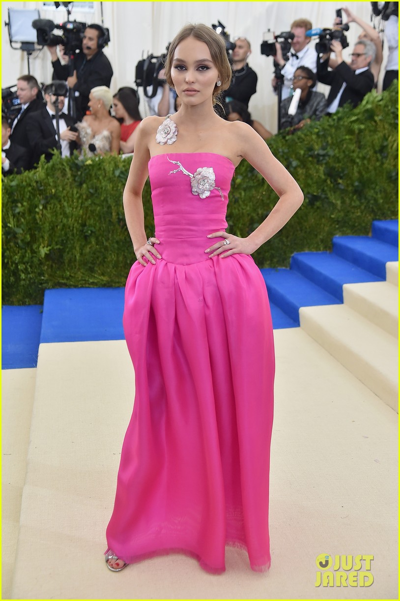 lily rose depp pink dress Lily-Rose Depp Is Pretty in Pink Chanel at Venice Film Festival