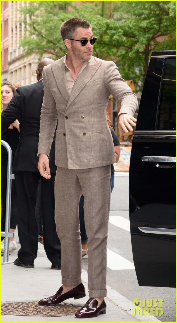 Chris Pine Reveals He Still Uses A Flip Phone: 'I Don't Want To Be Connected'