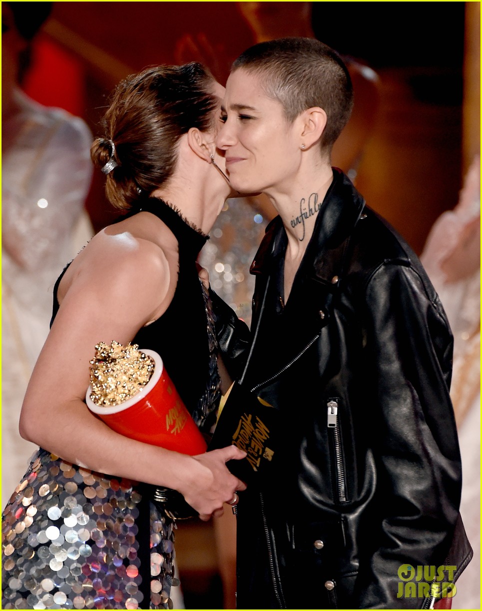 Emma Watson Wins Best Actor at MTV Awards, Celebates Diversity in Acceptance Speech (Video)