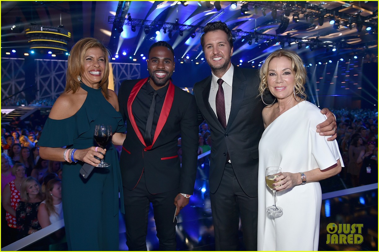 Luke Bryan & Jason Derulo Belt Out 'Want to Want Me' at CMT Awards 2017 - Watch Now!
