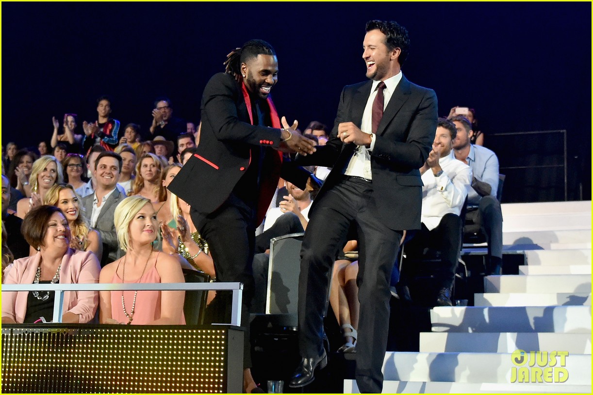 Luke Bryan & Jason Derulo Belt Out 'Want to Want Me' at CMT Awards 2017 - Watch Now!