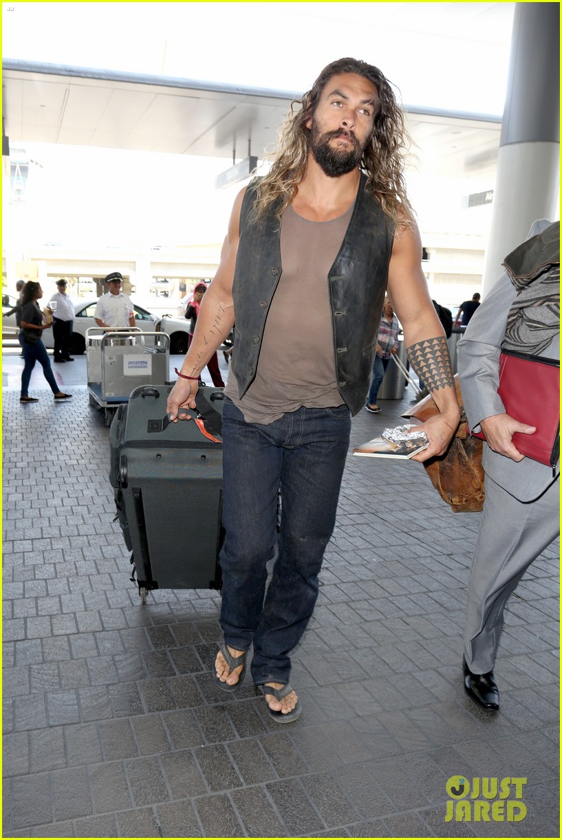 Jason Momoa Bares His Buff Biceps at the Airport