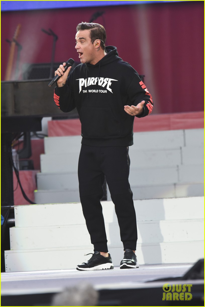 Robbie Williams Performs 'Angels' in Manchester, Crowd Sings Along with Him (Video)