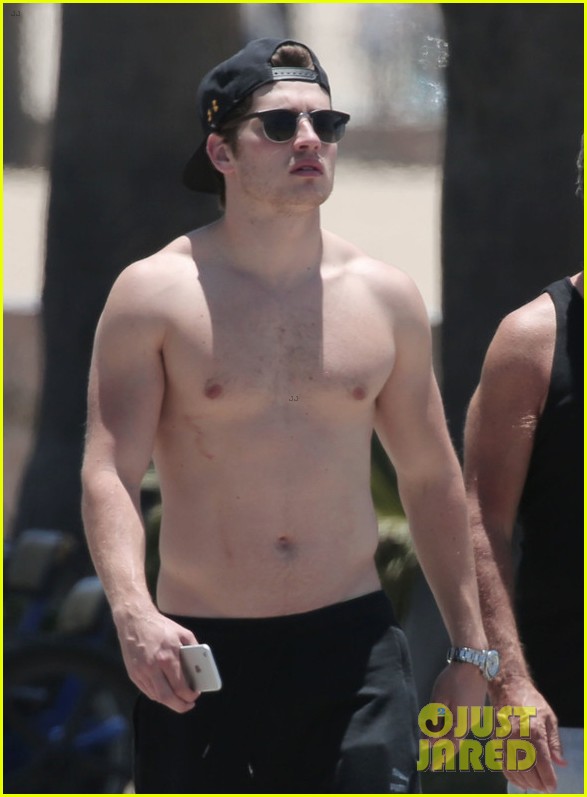 Gregg Sulkin Goes Shirtless at the Beach in Santa Monica!